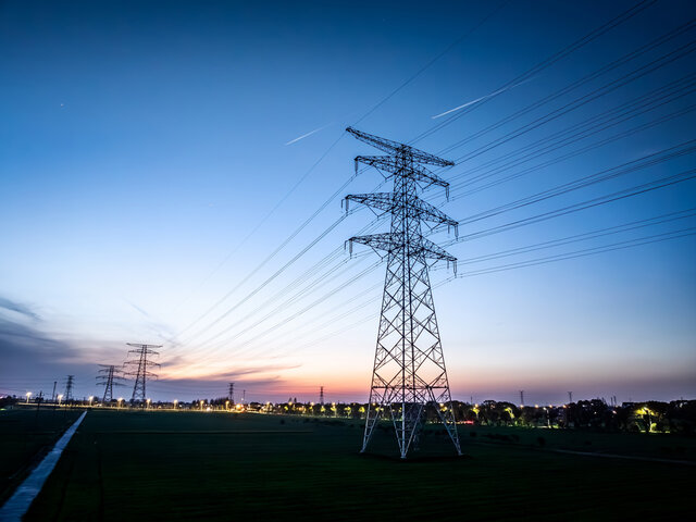 Strommast und Hochspannungsleitungen – Infos zu § 14a EnWG und reduzierten Netzentgelten für steuerbare Verbrauchseinrichtungen