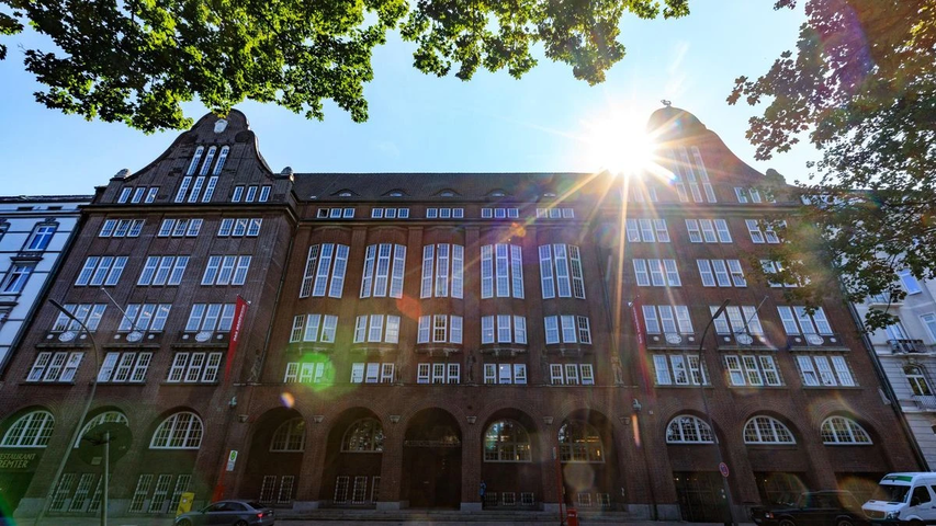 Das historische Gebäude der Handwerkskammer zu Hamburg bei Sonnenschein – Veranstaltungsort des Hamburger Verwaltertages für die Immobilienwirtschaft