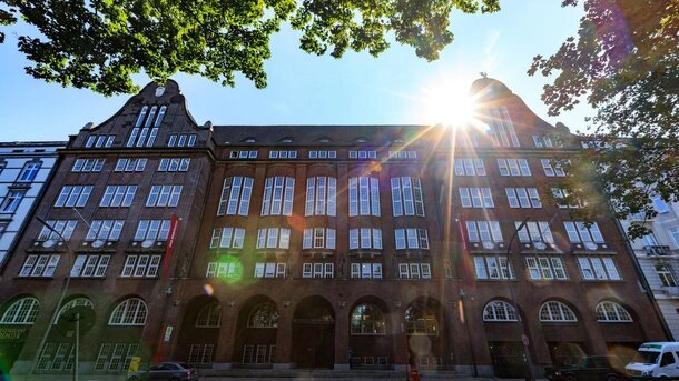 Das historische Gebäude der Handwerkskammer zu Hamburg bei Sonnenschein – Veranstaltungsort des Hamburger Verwaltertages für die Immobilienwirtschaft