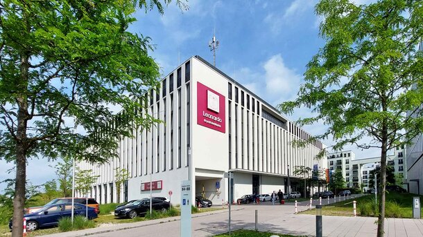 Außenansicht des Leonardo Royal Hotel Munich bei Tageslicht – Veranstaltungsort des Münchner Verwaltertages für die Immobilienwirtschaft