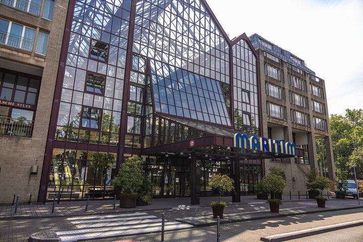 Außenansicht des beleuchteten Maritim Hotels Köln bei Dämmerung – Veranstaltungsort des Kölner Verwalterforums für Immobilienexperten