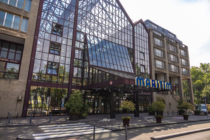 Außenansicht des beleuchteten Maritim Hotels Köln bei Dämmerung – Veranstaltungsort des Kölner Verwalterforums für Immobilienexperten