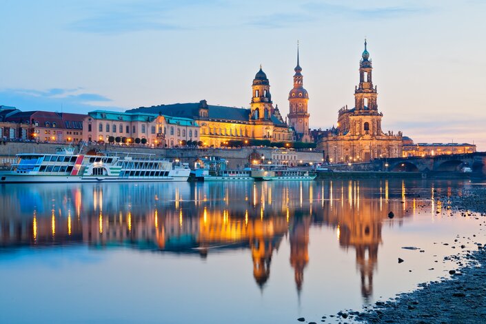 Das barocke Bilderberg Bellevue Hotel Dresden inmitten einer blühenden Parkanlage – Veranstaltungsort der Dresdner Verwaltertage für Immobilienprofis