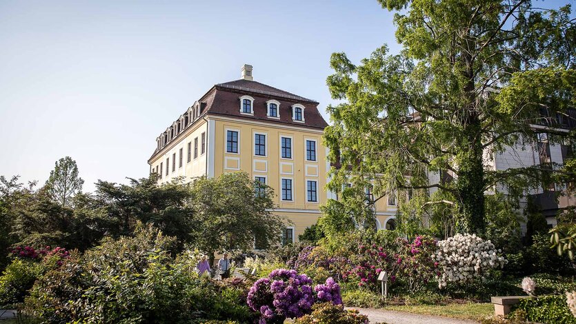 Das barocke Bilderberg Bellevue Hotel Dresden inmitten einer blühenden Parkanlage – Veranstaltungsort der Dresdner Verwaltertage für Immobilienprofis