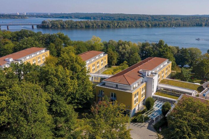 Luftaufnahme des Seminaris SeeHotels in Potsdam direkt am Wasser – Veranstaltungsort für das Brandenburger Frühjahrsforum 2026 für Immobilienverwalter