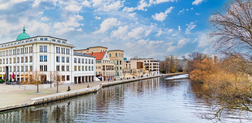 Luftaufnahme des Seminaris SeeHotels in Potsdam direkt am Wasser – Veranstaltungsort für das Brandenburger Frühjahrsforum 2026 für Immobilienverwalter