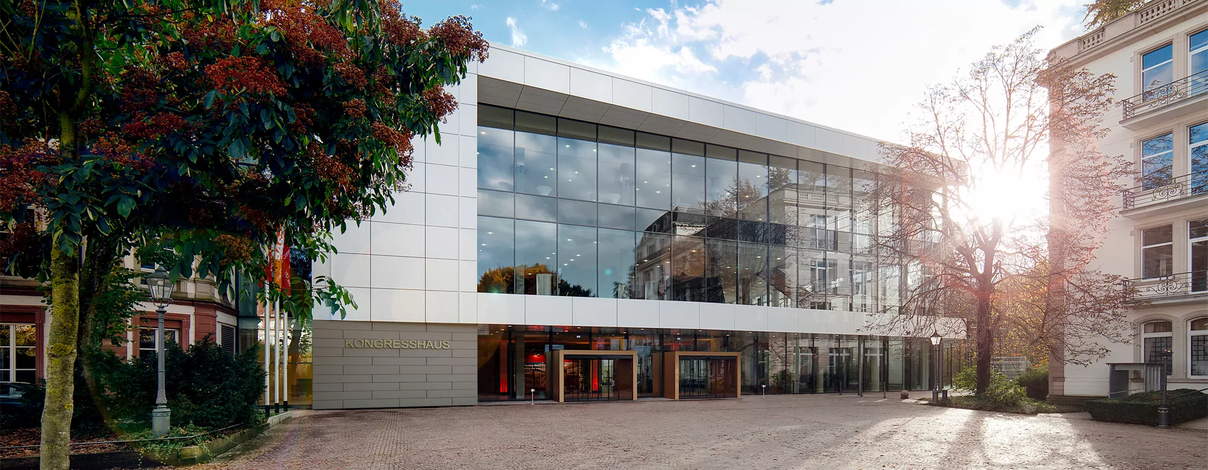 Die moderne Glasfassade des Kongresshauses Baden-Baden bei Sonnenschein – Veranstaltungsort des Süd West Verwaltertages ISTA für die Immobilienwirtschaft