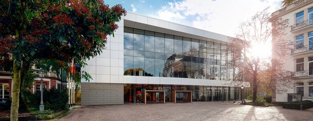 Die moderne Glasfassade des Kongresshauses Baden-Baden bei Sonnenschein – Veranstaltungsort des Süd West Verwaltertages ISTA für die Immobilienwirtschaft