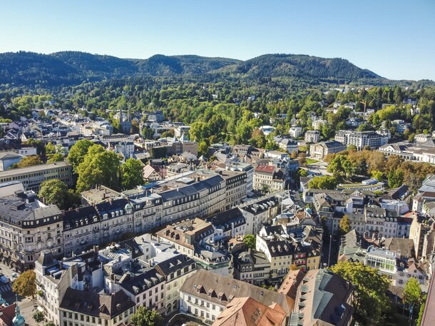 Die moderne Glasfassade des Kongresshauses Baden-Baden bei Sonnenschein – Veranstaltungsort des Süd West Verwaltertages ISTA für die Immobilienwirtschaft