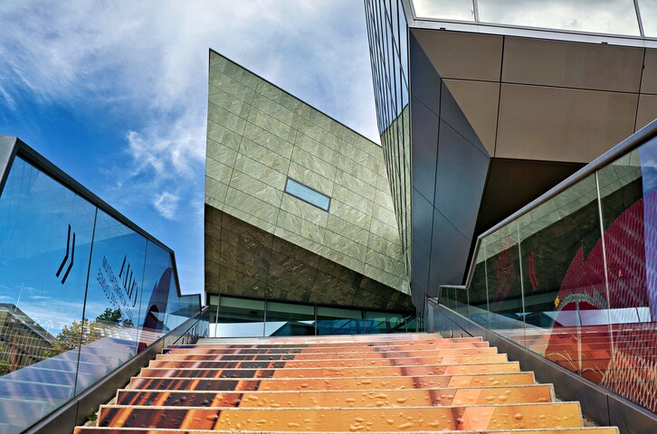 Moderne Architektur des darmstadtium in Darmstadt mit gestalteter Außentreppe – Veranstaltungsort der STAY FRESH für Experten im Immobilienbereich