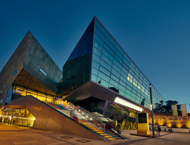 Moderne Architektur des darmstadtium in Darmstadt mit gestalteter Außentreppe – Veranstaltungsort der STAY FRESH für Experten im Immobilienbereich