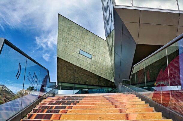 Moderne Architektur des darmstadtium in Darmstadt mit gestalteter Außentreppe – Veranstaltungsort der STAY FRESH für Experten im Immobilienbereich