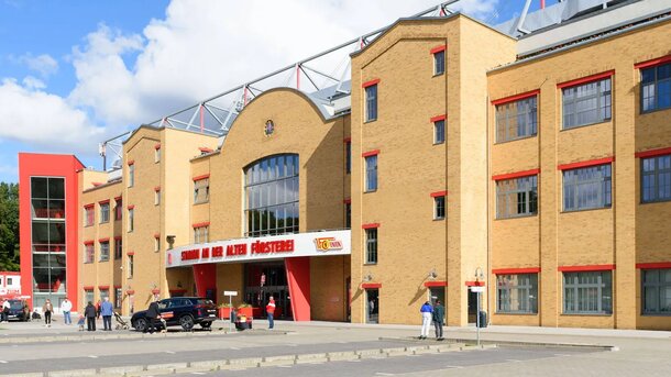Die markante gelbe Backsteinfassade des Stadions An der Alten Försterei – Einzigartiger Veranstaltungsort des Brandenburger Verwalterforums für Experten der Immobilienwirtschaft