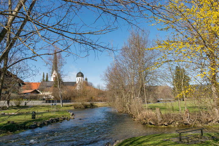 Das Kurhaus Fiskina in Fischen mit See und Wasserfontäne – Idyllischer Veranstaltungsort für das Fachgespräch zum WEG für Branchenexperten