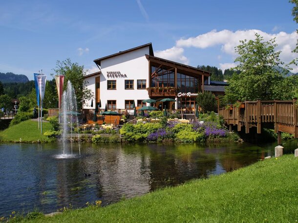 Das Kurhaus Fiskina in Fischen mit See und Wasserfontäne – Idyllischer Veranstaltungsort für das Fachgespräch zum WEG für Branchenexperten