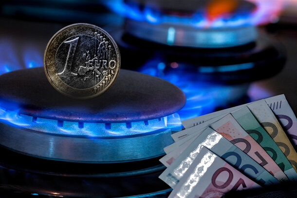 Erdgaspreisentwicklung – Gasflamme mit Geldscheinen und 1-Euro-Münze