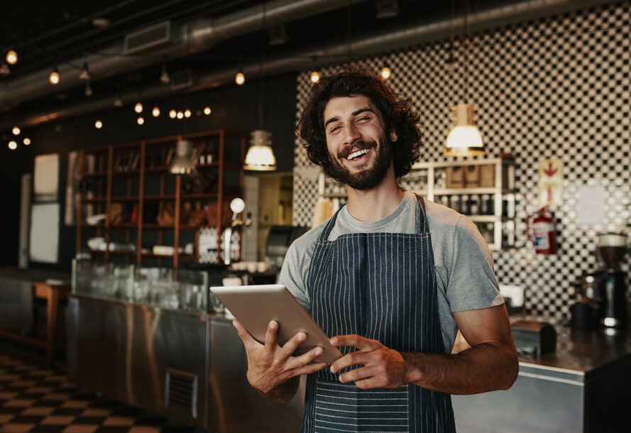 Zufriedener Gastronom verwaltet seinen Gewerbegas-Tarif einfach online per Tablet