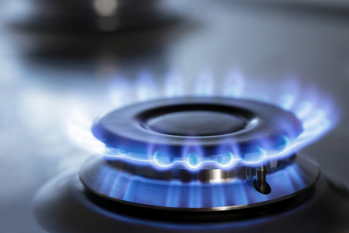 Nahaufnahme eines Gasbrenners mit blauen Flammen – Effiziente Erdgas-Versorgung und Rahmenverträge für Ihre Immobilien bei MONTANA