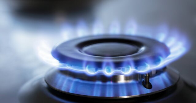Nahaufnahme eines Gasbrenners mit blauen Flammen – Effiziente Erdgas-Versorgung und Rahmenverträge für Ihre Immobilien bei MONTANA