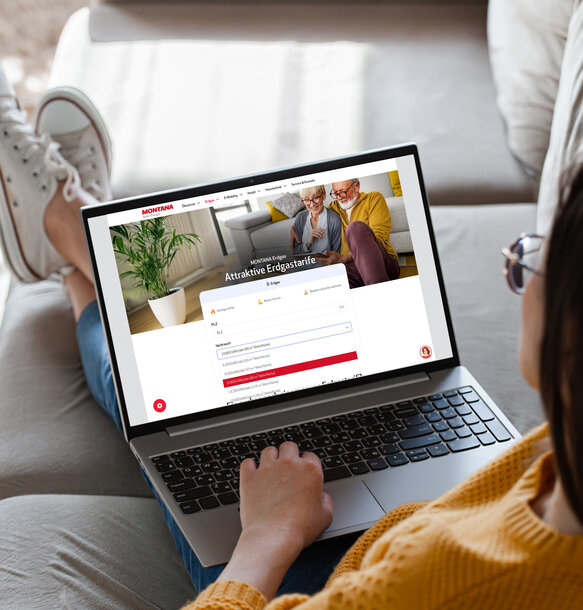 Person wählt am Laptop die Zusatzoption MONTANA Biogas im Online-Rechner aus