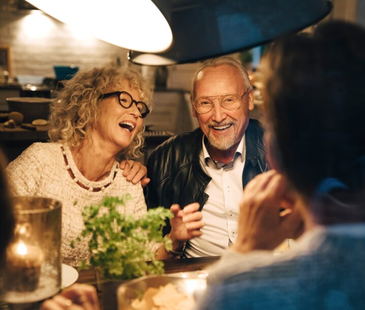 Glückliches Paar genießt den Abend im warmen Zuhause – MONTANA Erdgas mit Preisgarantie und Biogas-Option