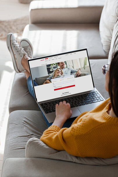 Person wechselt entspannt auf dem Sofa den Gasanbieter am Laptop