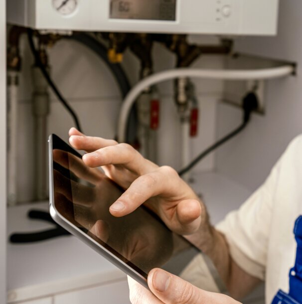 Digitale Steuerung und Wartung einer Heizungsanlage via Tablet – Kosteneinsparung und Ausfallsicherheit durch den MONTANA Wartungsvertrag