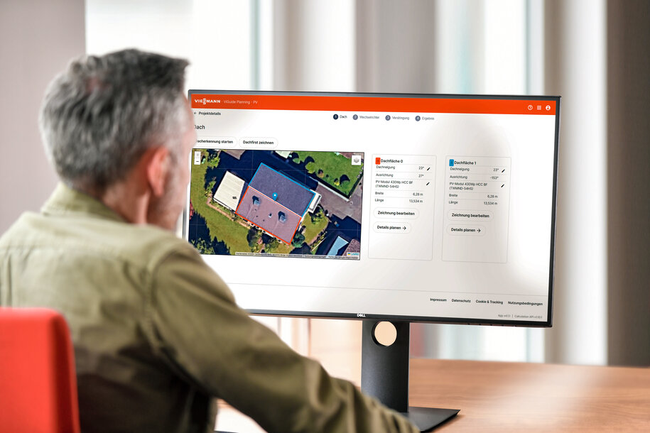 Digitale Planung und Projektskizzierung einer PV-Anlage am Monitor – der Ablauf beim Kauf