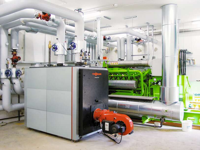 Moderne Heizungsanlage mit Kessel und Rohrsystemen in einem Technikraum – Heizungsmodernisierung für Geschäftsimmobilien