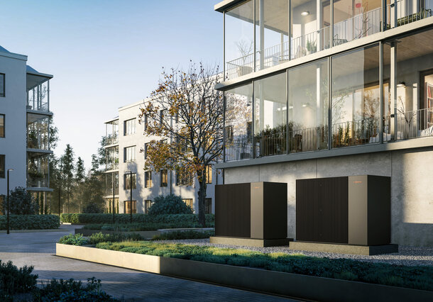 Moderne Wohnanlage mit installierten Wärmepumpen im Außenbereich – Nachhaltiges Heizen für Mehrparteienhäuse