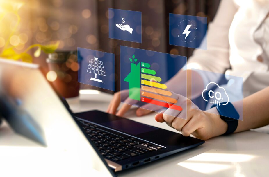 Person am Laptop mit digitalen Energie-Icons – Analyse des Energieverbrauchs und kostenfreier Energieausweis