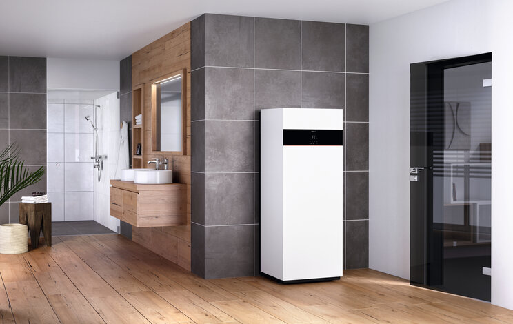 Moderne, bodenstehende Gasheizung im Badezimmer – platzsparende Installation und hoher Wirkungsgrad