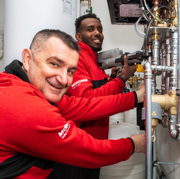 Zwei fachkundige MONTANA Techniker bei der Reparatur einer Heizungsanlage – Zuverlässiger Heizungsnotdienst und Wartungsservice für die Wohnungswirtschaft