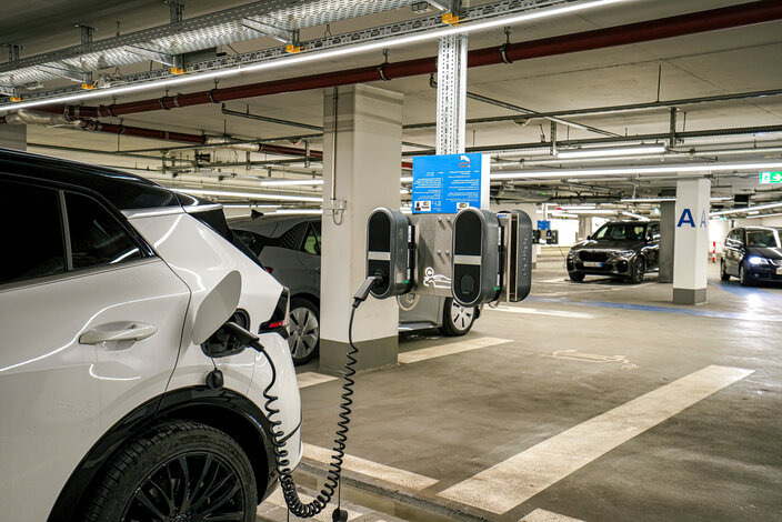 Blick in eine Tiefgarage mit Elektroautos an MONTANA Ladestationen – Professionelle Ladeinfrastruktur für Wohngebäude und Gewerbeimmobilien