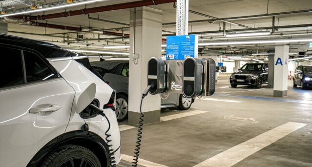 Blick in eine Tiefgarage mit Elektroautos an MONTANA Ladestationen – Professionelle Ladeinfrastruktur für Wohngebäude und Gewerbeimmobilien