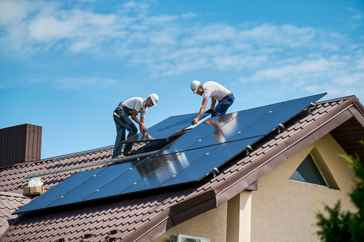 Fachhandwerker bei der Montage von Solarmodulen auf dem Dach – Ihr PV-Spezialist für München und Oberbayern