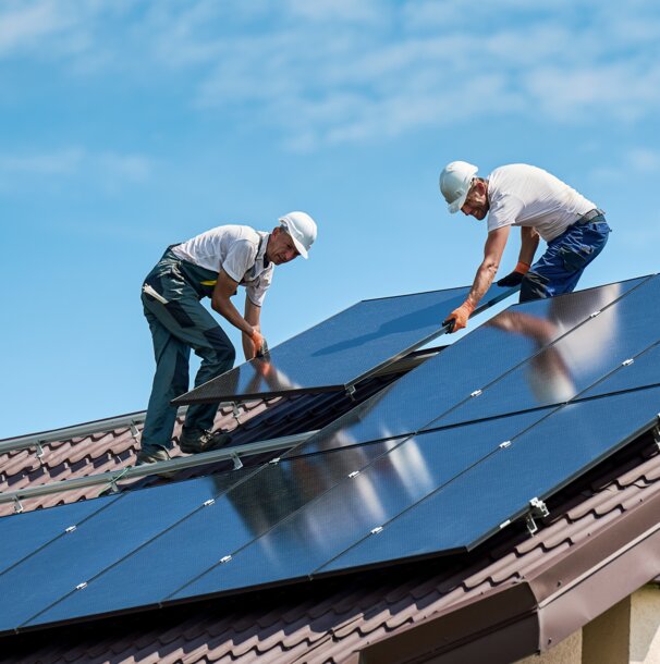 Fachhandwerker bei der Montage von Solarmodulen auf dem Dach – Ihr PV-Spezialist für München und Oberbayern