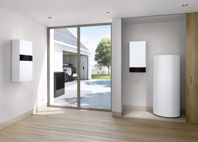 Moderne Haustechnik mit Batteriespeicher an der Wand und einem ladenden E-Auto im Hintergrund – MONTANA Lösungen für Photovoltaik mit Speicher