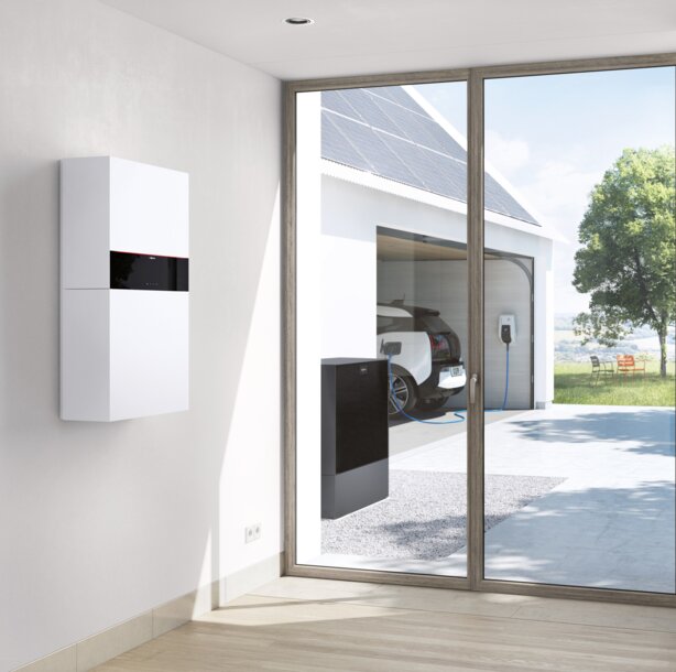Moderne Haustechnik mit Batteriespeicher an der Wand und einem ladenden E-Auto im Hintergrund – MONTANA Lösungen für Photovoltaik mit Speicher