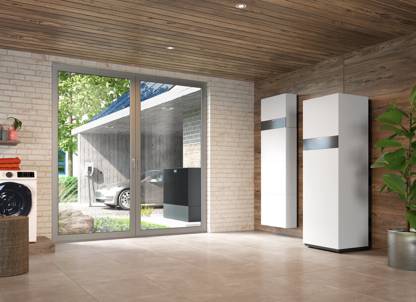 lick aus einem Raum auf weiße Stromspeicher und ein ladendes Elektroauto im Carport – Vorteile eines Stromspeichers zur Optimierung des Endverbrauchs von Solarenergie