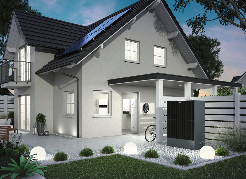 Modernes Haus mit Photovoltaikanlage auf dem Dach, Wärmepumpe und Wallbox – Komponenten für ein intelligentes Energiemanagement-System