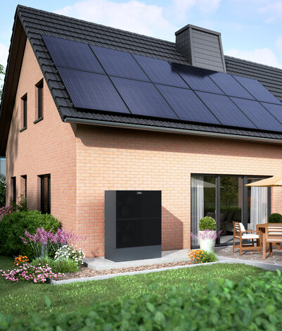 Ein modernes Haus mit Photovoltaikanlage auf dem Dach und einer Wärmepumpe im Garten – Hocheffiziente Wärmeerzeugung durch die Kombination beider Systeme