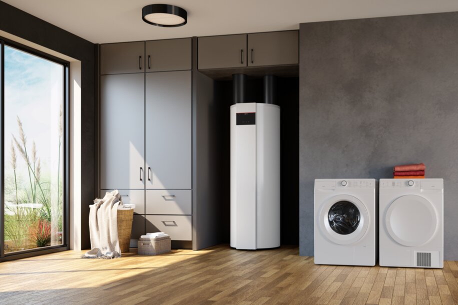 Platzsparende Innenaufstellung einer modernen Wärmepumpe im Hauswirtschaftsraum – die passende Lösung für Ihre Immobilie