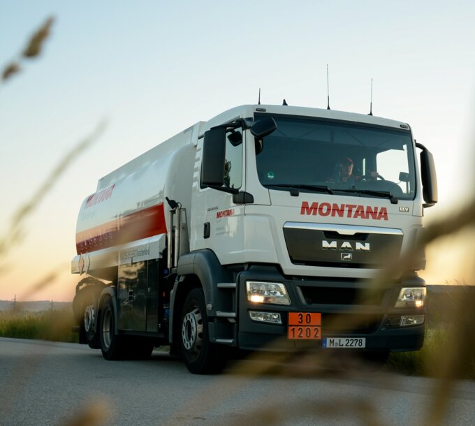 Ein MONTANA Tankwagen bei der zuverlässigen Heizöl-Lieferung