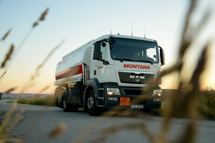 Ein MONTANA Tankwagen bei der zuverlässigen Heizöl-Lieferung