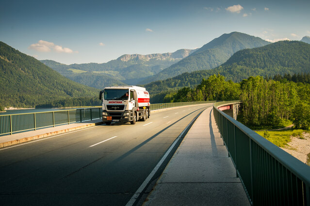 MONTANA Tankwagen auf der Straße vor Bergpanorama – Heizöl in Standard- und Premium-Qualität
