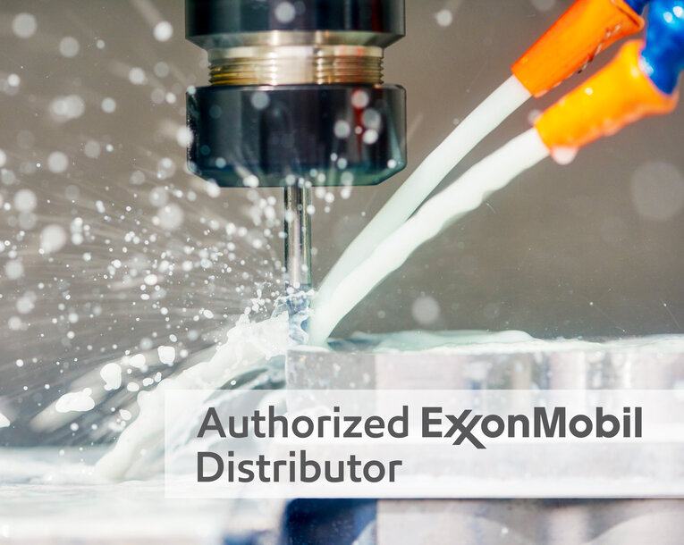 Nahaufnahme einer Fräsmaschine mit spritzendem Kühlschmierstoff – MONTANA ist autorisierter strategischer ExxonMobil Vertriebspartner für Industrieschmierstoffe