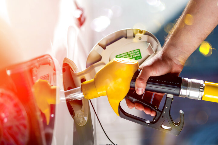 Gelbe Zapfpistole beim Betanken eines Fahrzeugs – Hochwertige Kraftstoffe für Gewerbetreibende und Speditionen