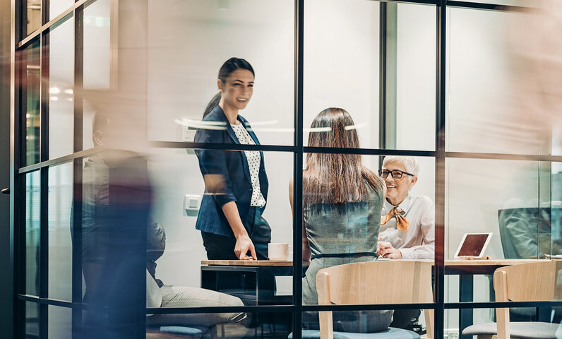 Geschäftsleute bei einer strategischen Besprechung in einem modernen Büro – Professionelle Erdgastarife und Risikomanagement für die Wohnungswirtschaft