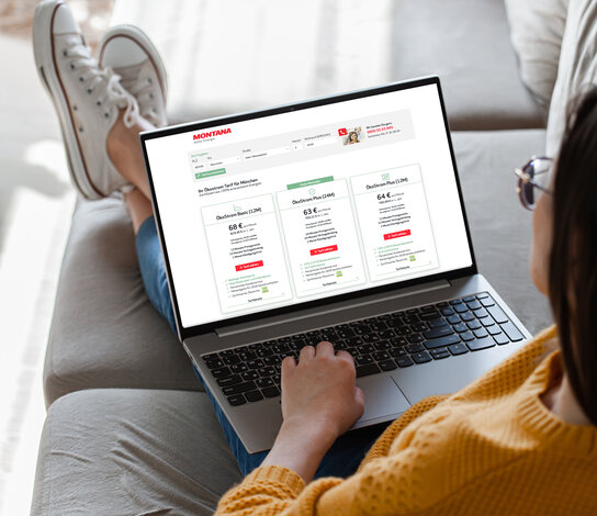 Person nutzt den Online-Tarifrechner am Laptop zur Ermittlung der Energiekosten